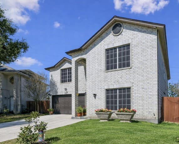 4-bedroom rental at 8151 Arrowhead Pool in San Antonio, TX — photo 2