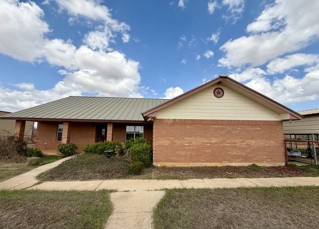 3-bedroom rental at 1550 County Road 300 in Jourdanton, TX — photo 1
