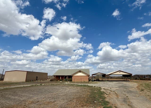 3-bedroom rental at 1550 County Road 300 in Jourdanton, TX — photo 3