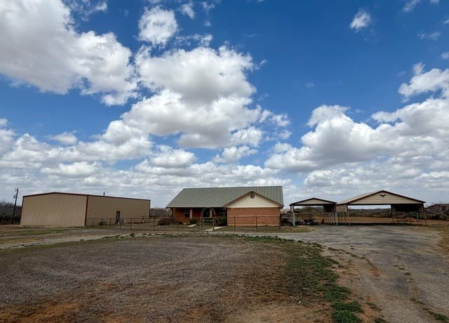 3-bedroom rental at 1550 County Road 300 in Jourdanton, TX — photo 4