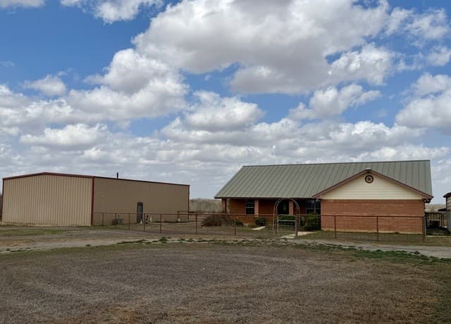 3-bedroom rental at 1550 County Road 300 in Jourdanton, TX — photo 5