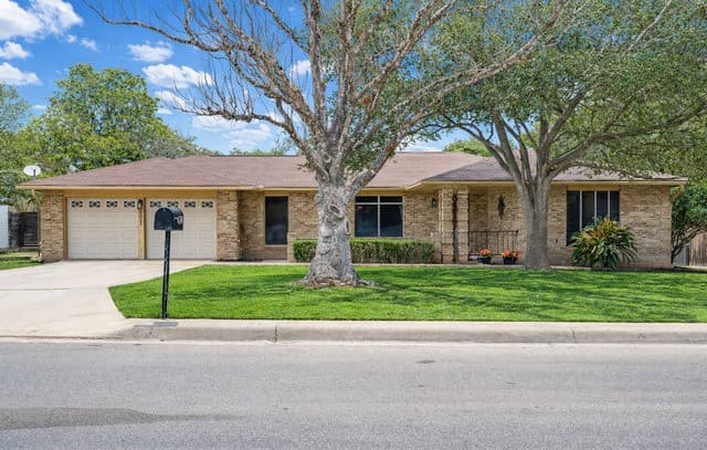 4-bedroom rental at 2011 Broken Oak in San Antonio, TX — photo 1