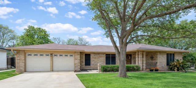 4-bedroom rental at 2011 Broken Oak in San Antonio, TX — photo 3