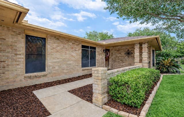 4-bedroom rental at 2011 Broken Oak in San Antonio, TX — photo 4