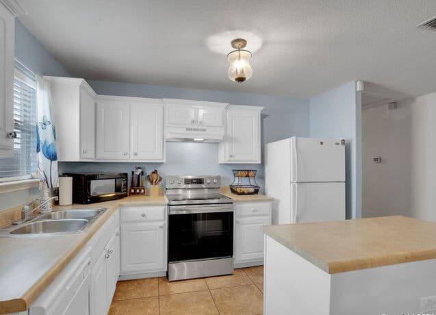 3-bedroom rental at 11122 Indian Cyn in San Antonio, TX — photo 2
