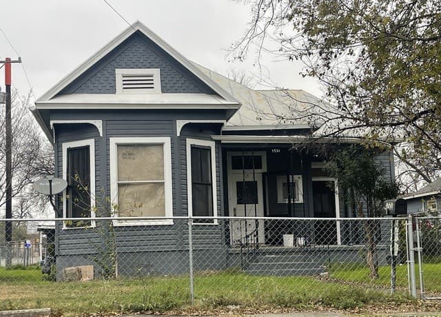 3-bedroom rental at 1721 Monterey St in San Antonio, TX — photo 1
