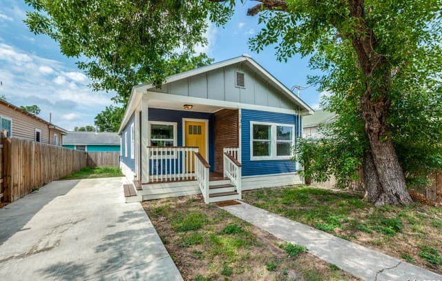 2-bedroom rental at 136 W Lambert St in San Antonio, TX — photo 2