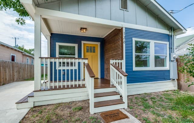 2-bedroom rental at 136 W Lambert St in San Antonio, TX — photo 4