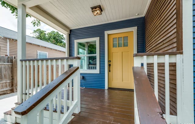 2-bedroom rental at 136 W Lambert St in San Antonio, TX — photo 5
