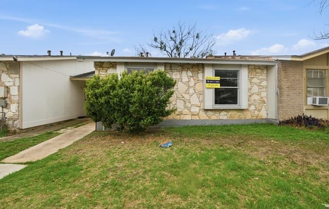 2-bedroom rental at 8017 Chipping in San Antonio, TX — photo 1