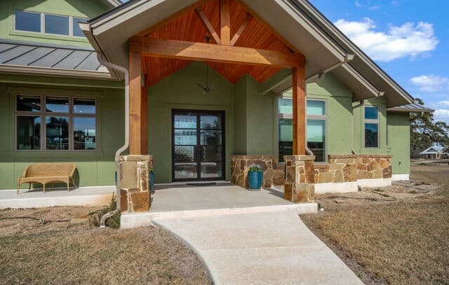 3-bedroom rental at 236 Bridle Chase in Bandera, TX — photo 3