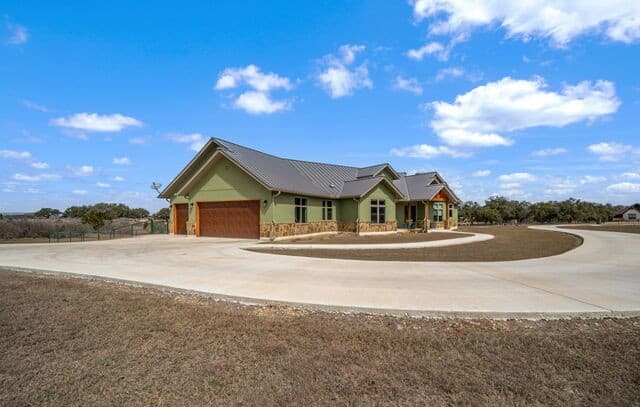 3-bedroom rental at 236 Bridle Chase in Bandera, TX — photo 4