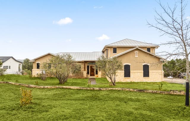 3-bedroom rental at 217 High Point Cir in Spring Branch, TX — photo 2