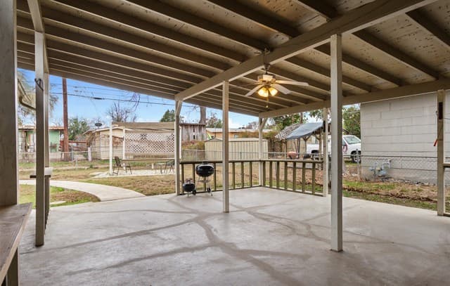 3-bedroom rental at 214 Schmeltzer Ln in San Antonio, TX — photo 4