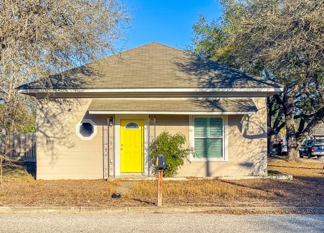 2-bedroom rental at 423 S 6th in Kenedy, TX — photo 1
