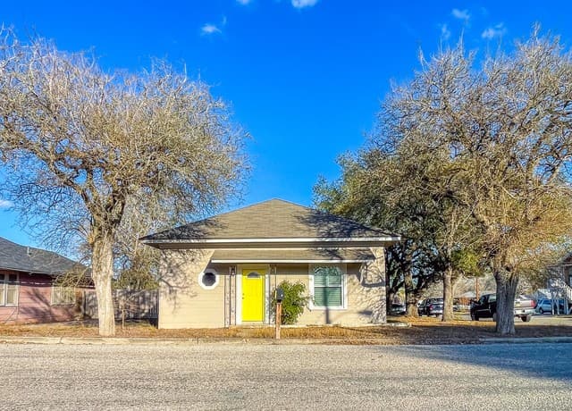 2-bedroom rental at 423 S 6th in Kenedy, TX — photo 2