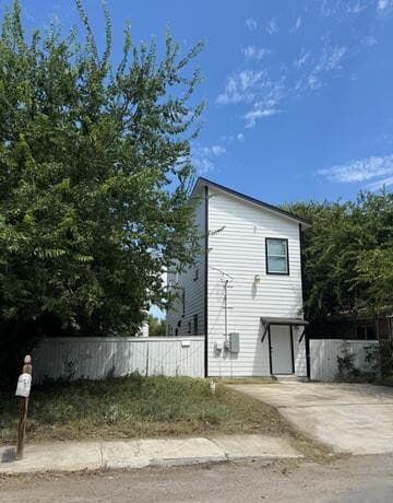3-bedroom rental at 642 N San Gabriel in San Antonio, TX — photo 1