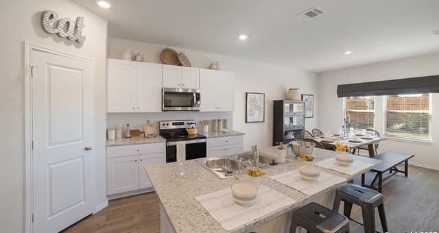 4-bedroom rental at 10738 Dazzle in San Antonio, TX — photo 4