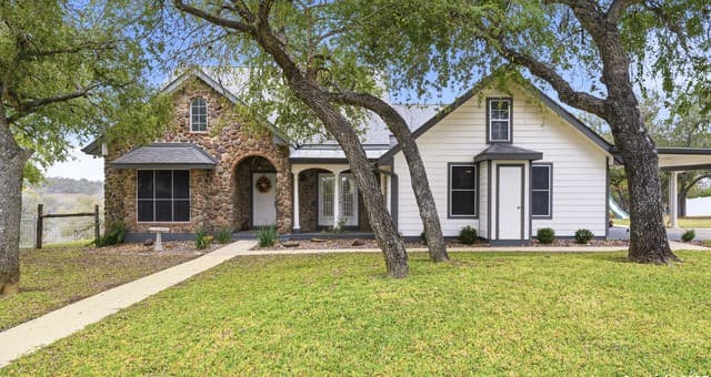4-bedroom rental at 226 Broken Arrow in Floresville, TX — photo 2