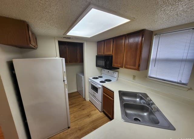 1-bedroom rental at 6350 Cambridge Unit #2 in San Antonio, TX — photo 4