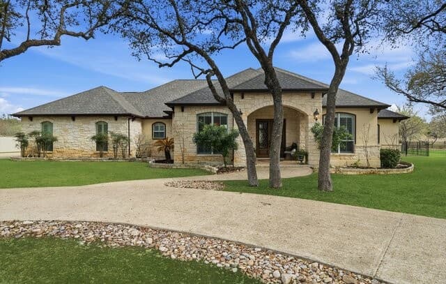 3-bedroom rental at 8123 Wild Wind in Garden Ridge, TX — photo 2
