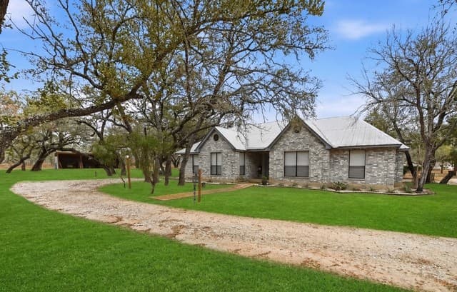 Home for sale at 561 County Road 785 in Natalia, TX — photo 3