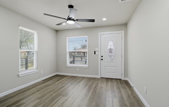 3-bedroom rental at 611 N San Ignacio Ave in San Antonio, TX — photo 4