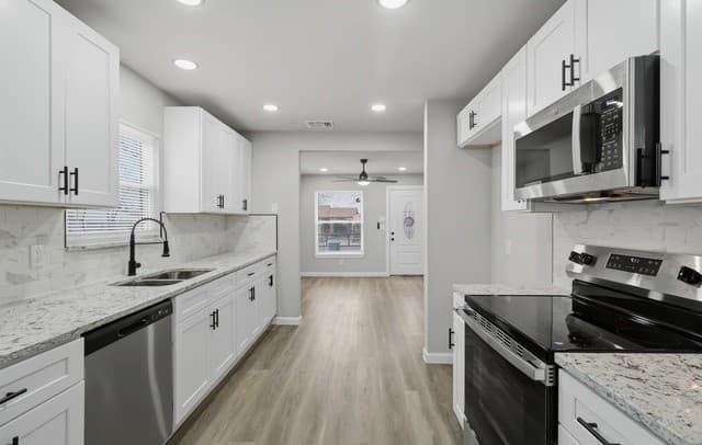 3-bedroom rental at 611 N San Ignacio Ave in San Antonio, TX — photo 5