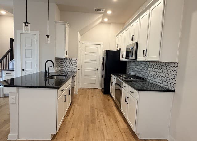 3-bedroom rental at 5843 Whitby Rd Unit 1 in San Antonio, TX — photo 5