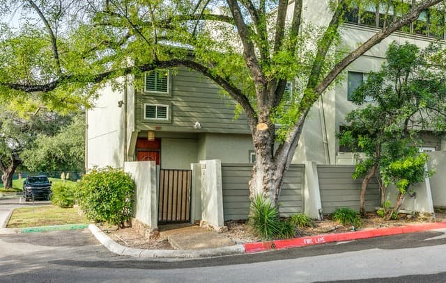 2-bedroom rental at 3102 Eisenhauer Unit B 20 in San Antonio, TX — photo 2