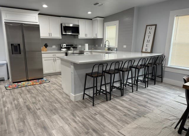 4-bedroom rental at 1607 N Pine Street in San Antonio, TX — photo 2