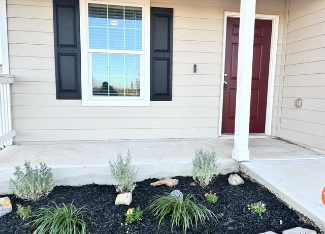 4-bedroom rental at 320 Agave Circle in Jourdanton, TX — photo 2