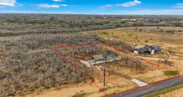 3-bedroom rental at 157 Sylas Hayes Loop in Pleasanton, TX — photo 1