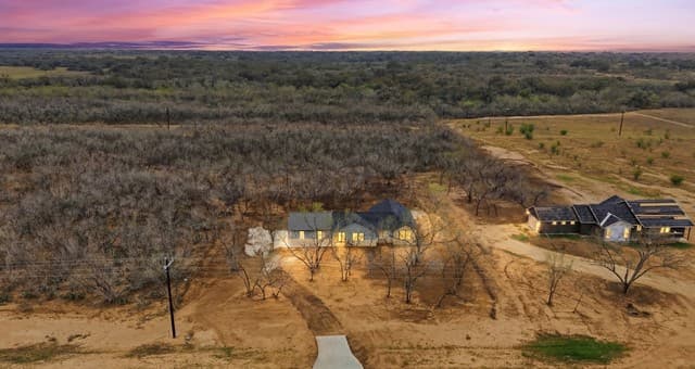 3-bedroom rental at 157 Sylas Hayes Loop in Pleasanton, TX — photo 2
