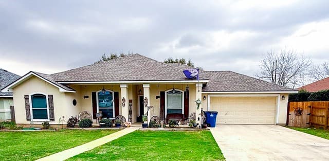 4-bedroom rental at 305 Yortown in Pleasanton, TX — photo 1