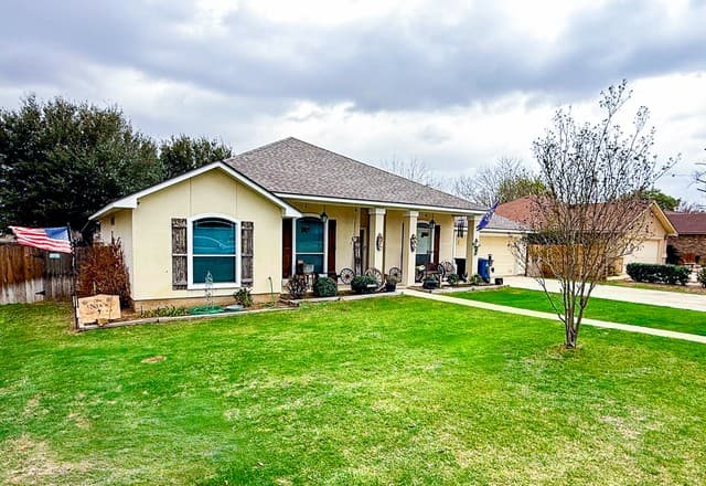 4-bedroom rental at 305 Yortown in Pleasanton, TX — photo 2