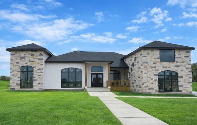 5-bedroom rental at 125 Hidden Hills in Floresville, TX — photo 2