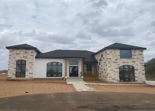 5-bedroom rental at 125 Hidden Hills in Floresville, TX — photo 3