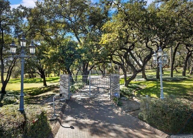 6-bedroom rental at 7 Lazy Hollow in San Antonio, TX — photo 2