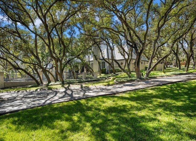 6-bedroom rental at 7 Lazy Hollow in San Antonio, TX — photo 3