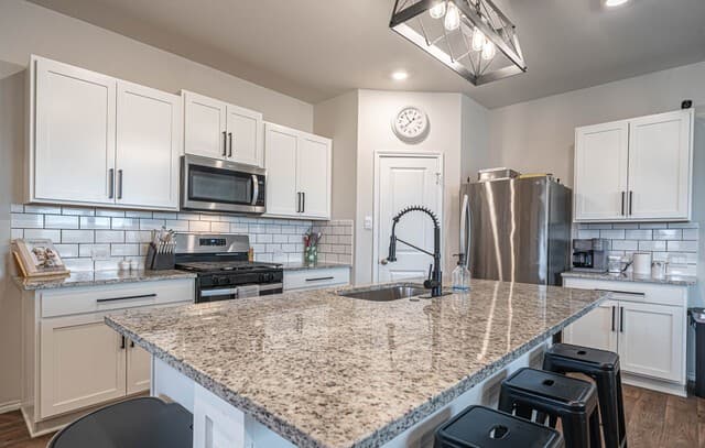 5-bedroom rental at 15623 Mint Patch Meadow in San Antonio, TX — photo 3