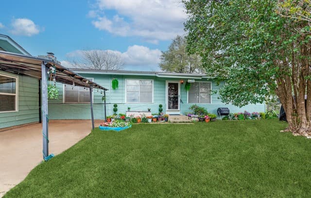 4-bedroom rental at 914 6th in Blanco, TX — photo 1