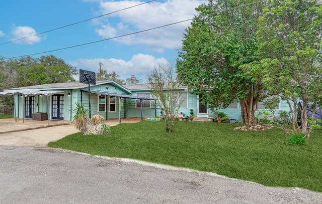 4-bedroom rental at 914 6th in Blanco, TX — photo 3