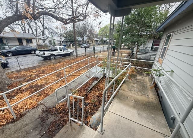 4-bedroom rental at 207 29th in San Antonio, TX — photo 2
