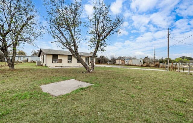 3-bedroom rental at 844 County Road 6846 in Lytle, TX — photo 4