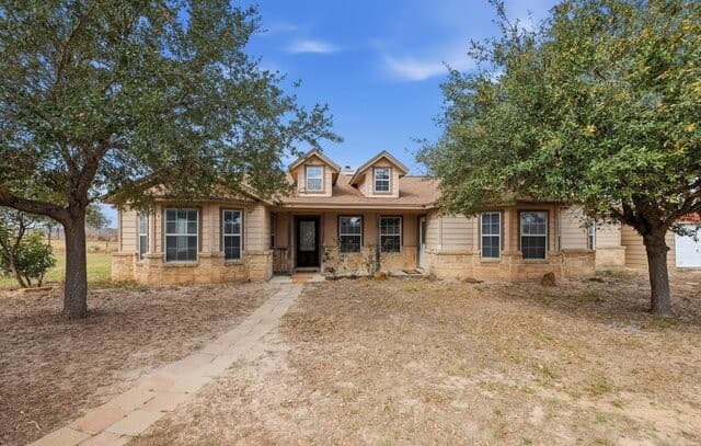 Home for sale at 370 Alberts Ln in Somerset, TX — photo 2