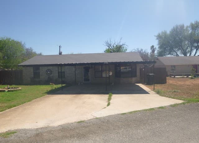 3-bedroom rental at 2820 County Road 1129 in Pearsall, TX — photo 1