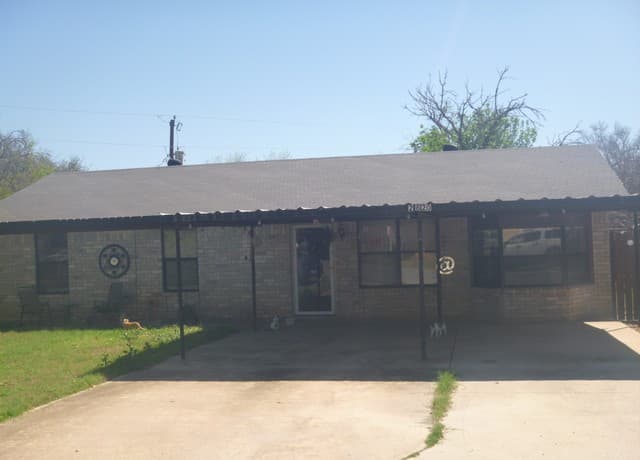 3-bedroom rental at 2820 County Road 1129 in Pearsall, TX — photo 2