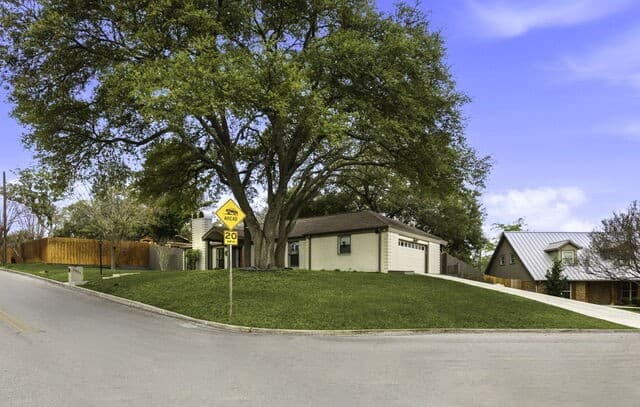 2-bedroom rental at 7511 Robin Rest in San Antonio, TX — photo 3