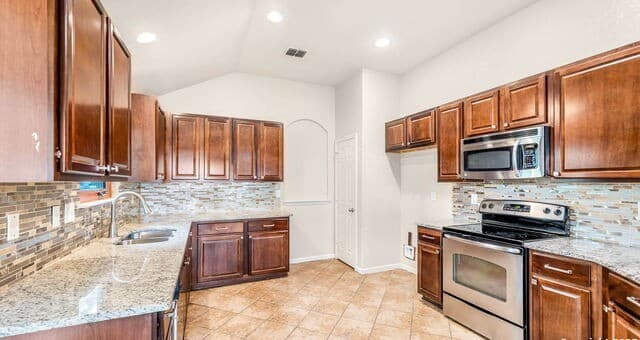 3-bedroom rental at 7951 Brinson in Converse, TX — photo 2